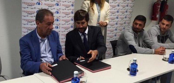 Isidro Silveira, firmando un convenio con Reganosa a campaña pasada, un dos seus últimos actos oficiais como presidente do Racing. 
