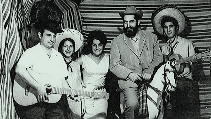 Desde a esquerda: Alfonso Rodríguez, Lutgarda González, Saleta Goy, Manuel María e Darío Xohan Cabana en 1969, nas festas de San Pedro de Monforte 