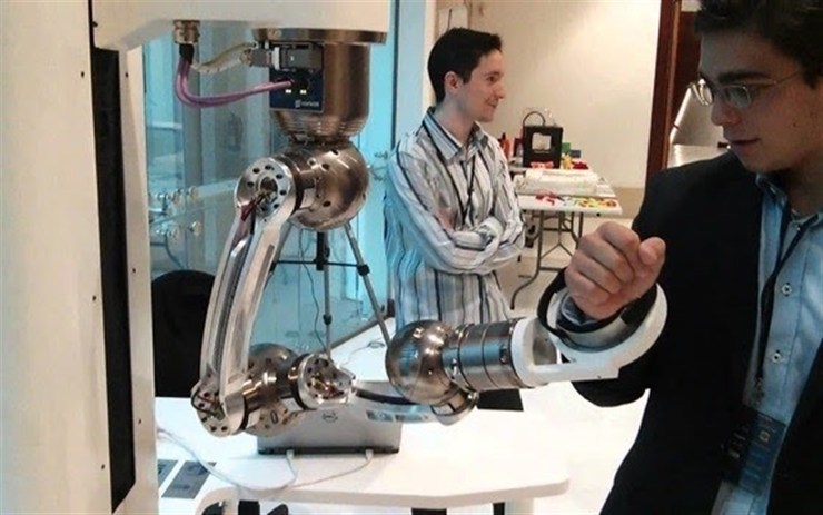Prototipo de brazo robótico que se ensambla ao brazo de pacientes con dano cerebral / Europa Press.