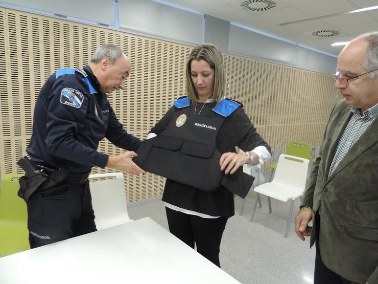 A alcaldesa de Lugo, Lara Méndez, cun chaleco antibalas 