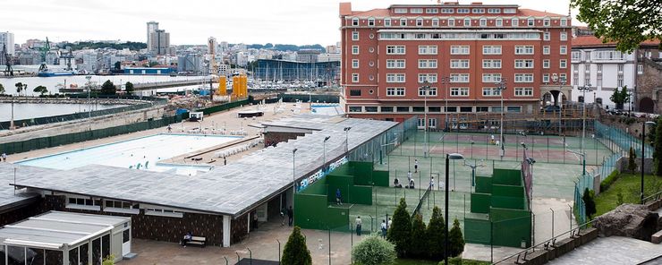 Hotel Finisterre e terreo deportivo no Porto da Coruña 