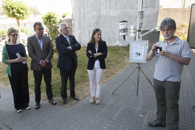 O investigador da USC Salvador Bará explica o funcionamento dos detectores da Rede Galega de Medida do Brillo do Ceo Nocturno na inauguración deste proxecto nas instalacións de Meteogalicia 
