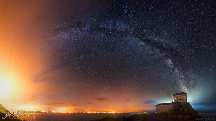 Fotografía da Vía Láctea feita en Finisterre e que recibiu a mención de honra na categoría 'Against the Lights' do concurso de astrofísica The 2016 International Earth & Sky Photo Contest do The World at Night (TWAN) 