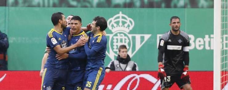 Cabral, Aspas e Rossi felicitan a Roncaglia polo gol do empate. 