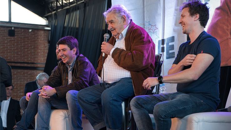 Pepe Mújica fala cuns mozos en Rosario, Arxentina 