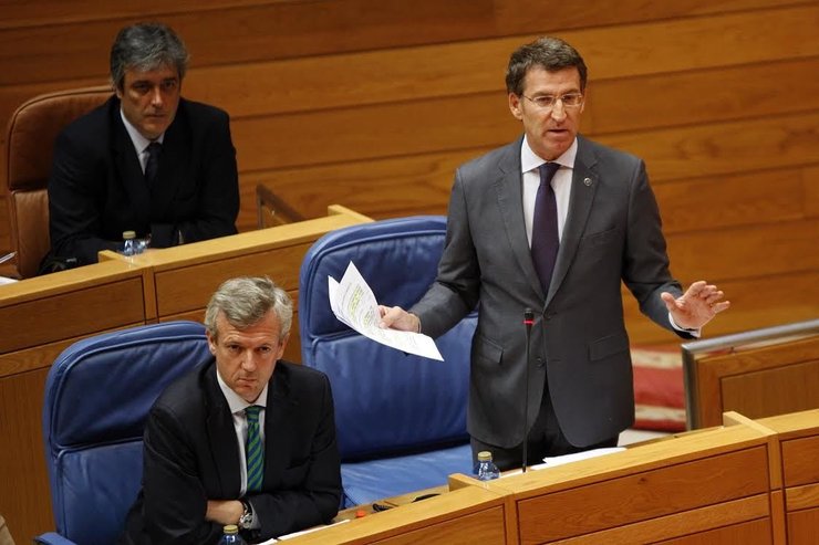 Alfonso Rueda, Puy Fraga e Núñez Feijóo no Parlamento / ppdegalicia.com