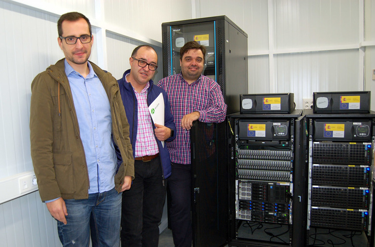 Rubén Comesaña, Antón Vila Sobrino e Rubén Romero, co servidor de cálculo científico de altas prestacións da UVigo / DUVI.