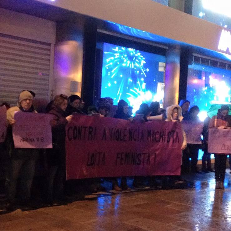 Concentración na Coruña en protesta contra os asasinatos machistas 
