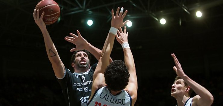 Caloiaro tenta frear a entrada a canastra de Álex Mumbrú. 