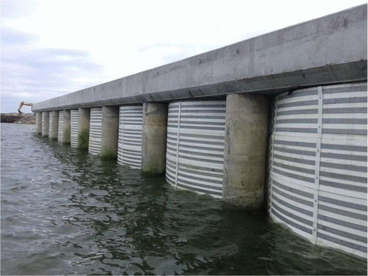 Pilotes láminas instalados no peirao de Vilanova de Arousa 