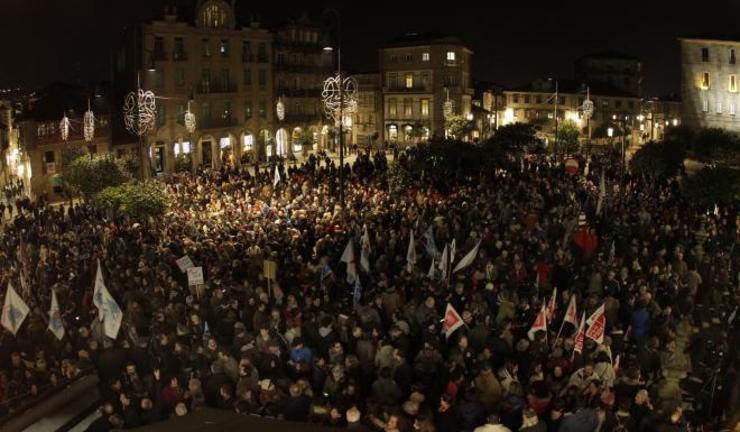 Miles de persoas piden que Ence marche da ría de Pontevedra 