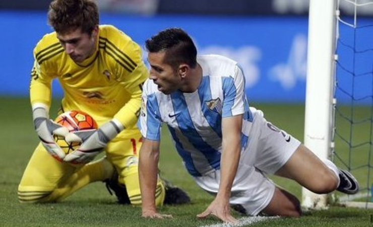Rubén Blanco faise coa pelota ante o ex-celeste Charles, autor do 1-0. 