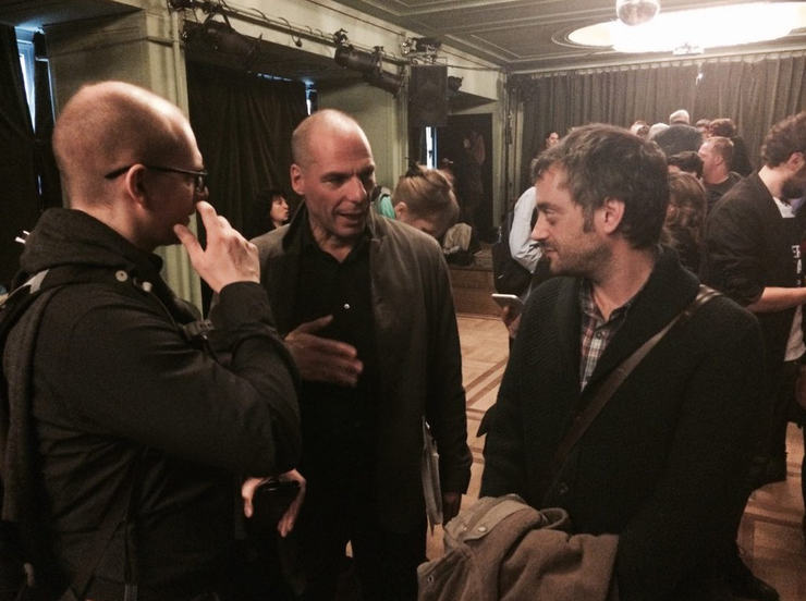 Yanis Varoufakis fala con Xulio Ferreiro na presentación de DiEM25 