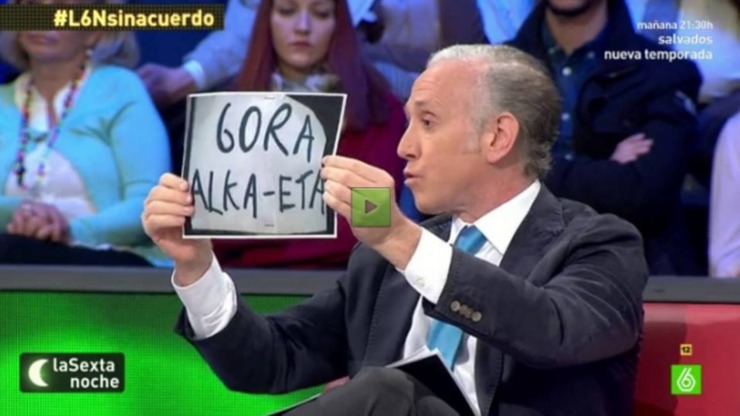 O xornalista Eduardo Inda porta un cartel co lema 