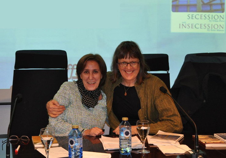 Erí­n Moure (dereita), con Chus Pato nun acto no campus de Vigo en 2014 