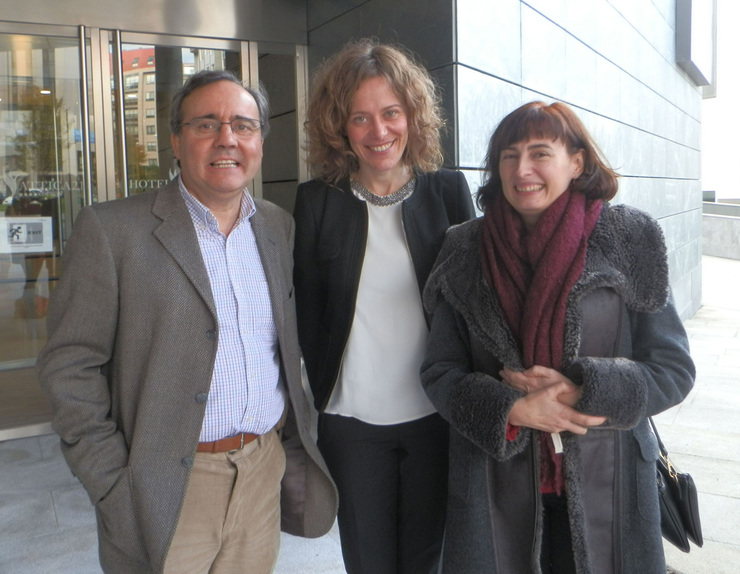 O profesor da Universidade de Vigo Rafael Vallejo, acompañado polas súas colegas Margarita Villar e Elvira Lindoso,da Universidade da Coruña 