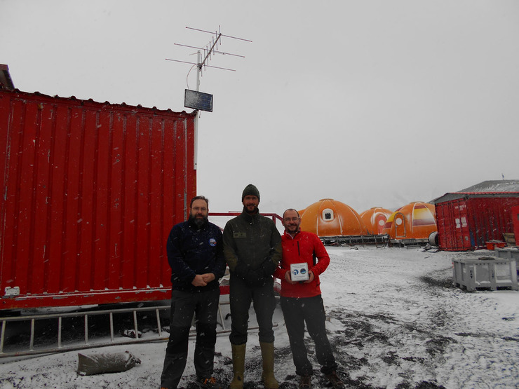 Científicos da Universidade de Vigo da campaña antártica, na base Gabriel de Castilla / DUVI.