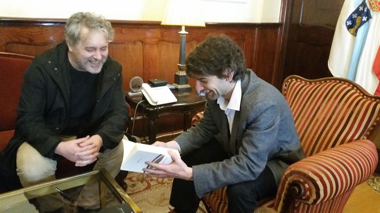 Manuel Rivas e o alcalde de Ferrol, Jorge Suárez, intercambian libros como agasallo nunha visita institucional do escritor 