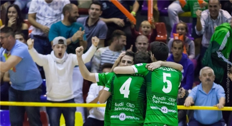 Ledicia nos xogadores malagueños tras un gol ao Santiago Futsal. 