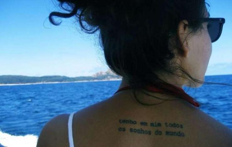 Tatuaxe en galego do proxecto Galiza a flor da pel