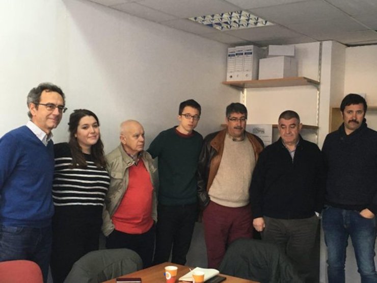 Íñigo Errejón no centro nunha reunión cos mariñeiros do cerco