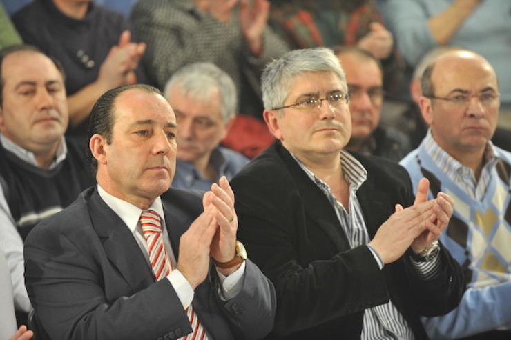 Manuel Valeriano Alonso Pichurri, alcalde de Camariñas e Félix Porto, alcalde de Muxía, forman parte da Comitiva do PSOE Costa Atlántica / QPC