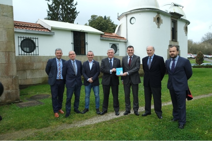 Diante do Observatorio da USC, dende a esquerda, Valentín García, Juan L. Blanco, Xan Duro, Juan Viaño, Román Rodríguez, José Ángel Docobo e Rafael Cuíña 