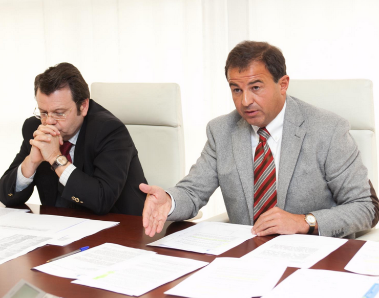 Bernardo Tahoces, director xeral, e Javier Guerra, daquela conselleiro; reuníronse varias veces cos directivos de Edgewater, segundo a empresa