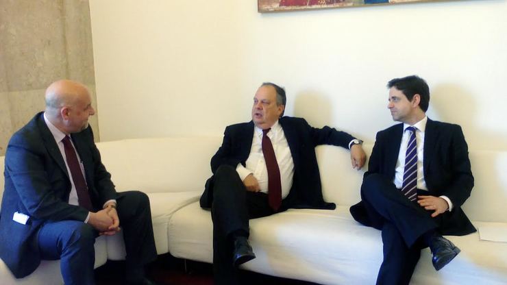 O ministro de Cultura luso, João Soares, nun encontro que mantivo en Lisboa co presidente e o Secretario Xeral do Eixo Atlántico, Ricardo Rio e Xoan Vázquez Mao