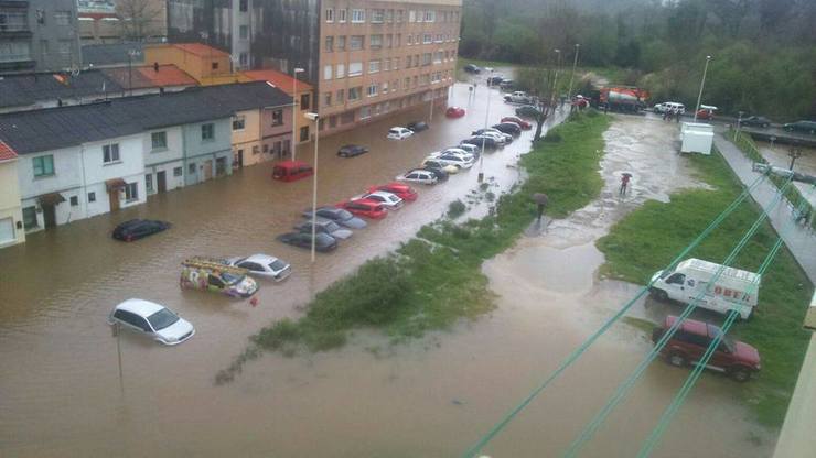 Varios coches baixo as augas en Sada / FB Albeert Pérez