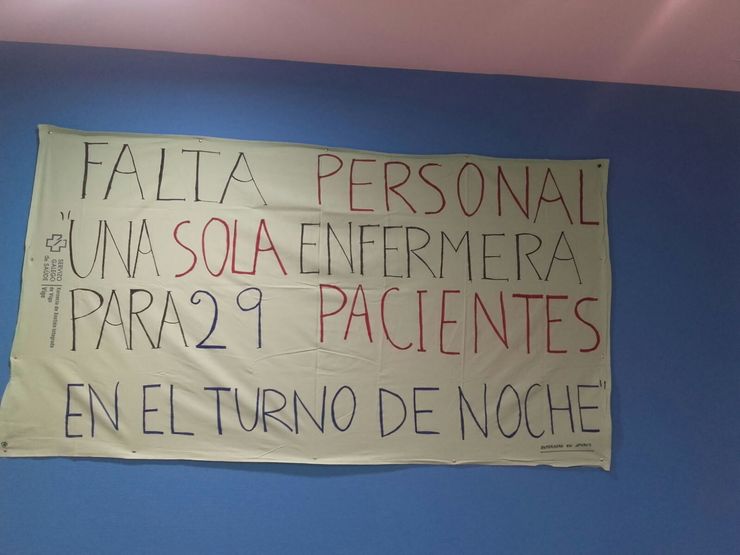 Faixa protestando pola falta de enfermeiras en xinecoloxía no hospital do SERGAS Álvaro Cunqueiro 