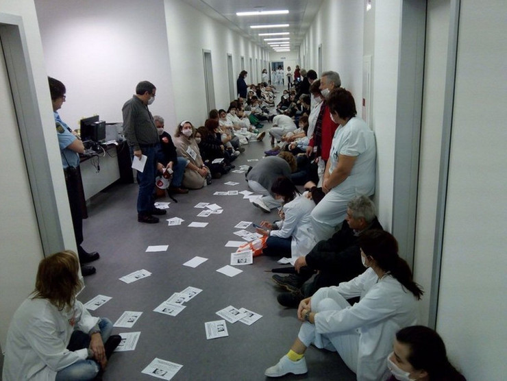 Protestas de profesionais sanitarios no Álvaro Cunqueiro pola falla de liberdade de expresión 