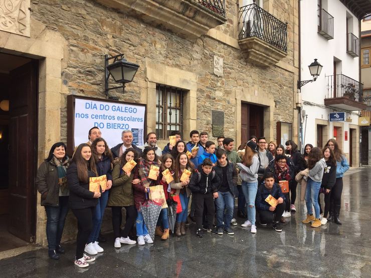 Valentín García con alumnos de galego do Bierzo e Sanabria durante a celebración do Día do Galego 