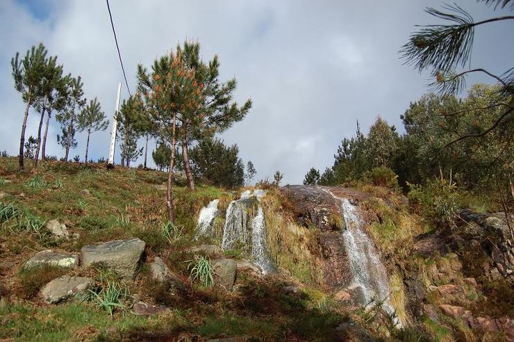 Fervenza Fridauga, entre Catoira e Caldas, afectada polo tendido dunha compañía telefónica