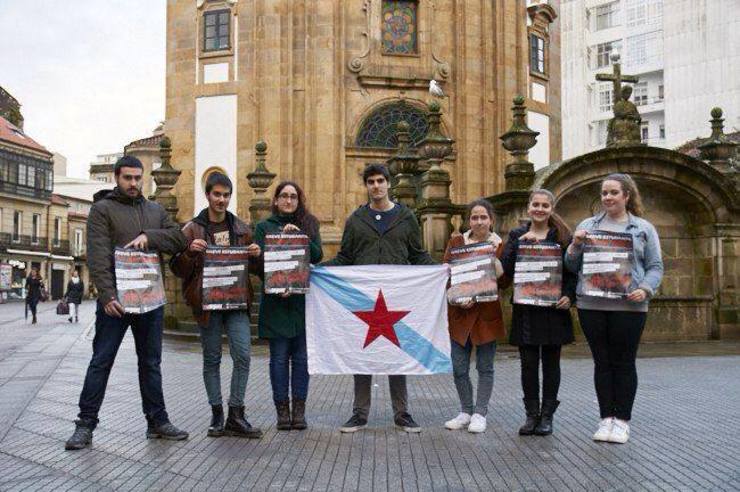 Un grupo de estudantes apoia a folga estudantil en Pontevedra 