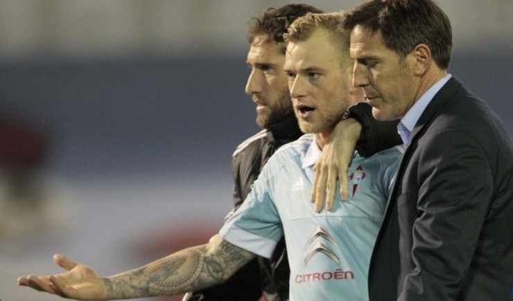 Guidetti marcha cabreado do campo con Berizzo. 