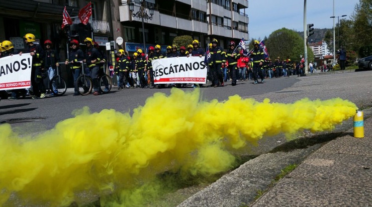 Manifestación de bombeiros en Ourense 