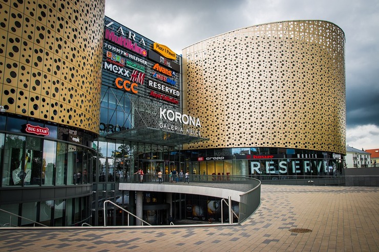 Centro comercial con multitude de logos de diferentes marcas, incluída Zara 