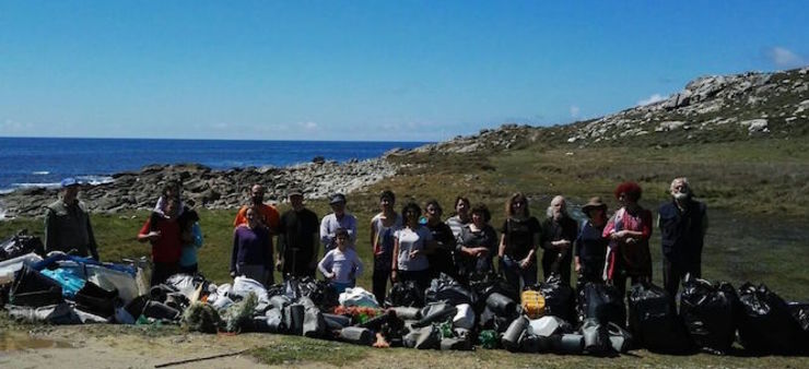 Voluntarios de Mar de Fábula que participaron na limpeza do cabo Touriñan 