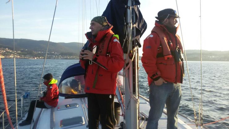 Investigadores da CEMMA, na campaña de monitorización dos arroaces nas Rías Baixas, a bordo do barco 'Bahía de Nergha' 
