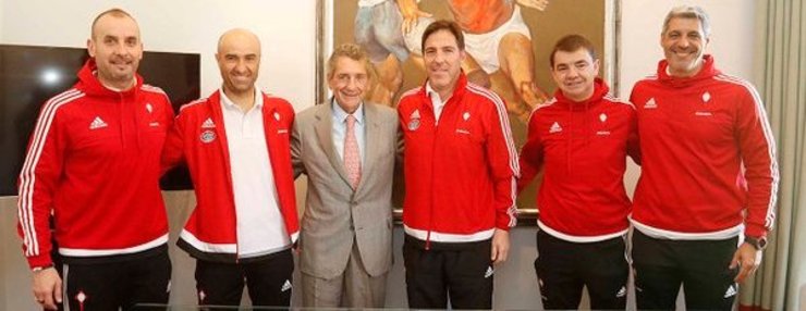 O presidente Carlos Mouriño, con Berizzo e o seu corpo técnico, tras firmar a renovación. 