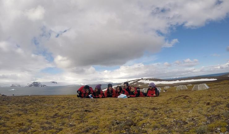 O biólogo Xurxo Gago cunha bandeira galega das traineras da Pobra con outro grupo de investigadores na Antártida