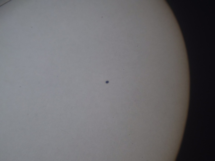 Mercurio, pasando por diante do disco solar o luns 9 de maio de 2016, ás 14.37 horas / Observatorio Astronómico Ramón María Aller da USC.