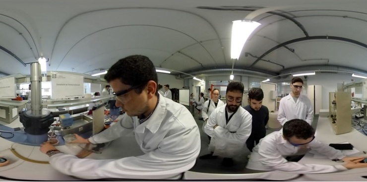 Captura dunha das pezas do documental 'USC360' nos laboratorios da Universidade de Santiago 