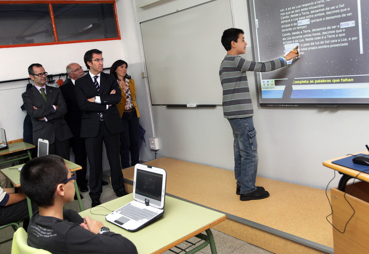 Alberto Núñez Feijóo visita unha aula Abalar 