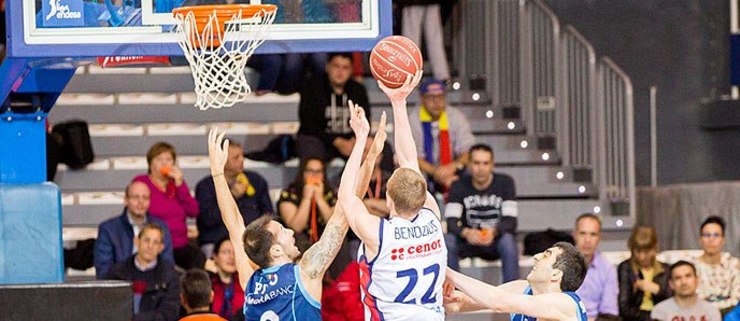 Bendzius, MVP do partido, anota ante a oposición de Sergi Pino e Shermadini. 