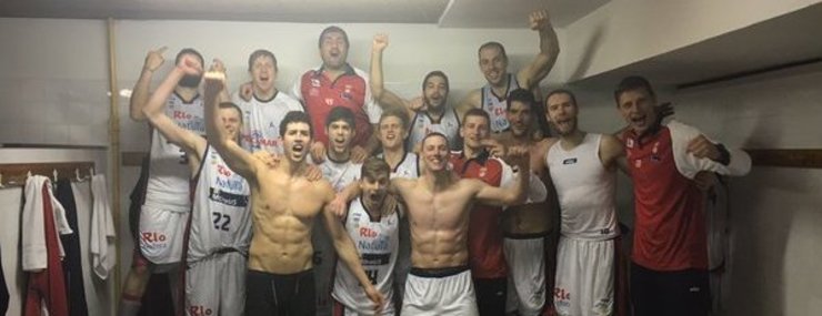 Os xogadores do Obra celebran a vitoria e a permanencia nos vestiarios en Andorra. 