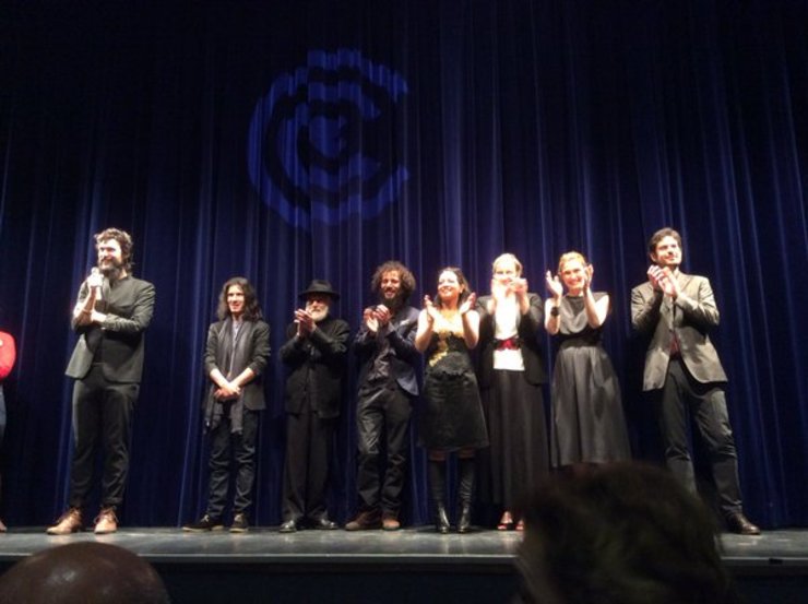 Oliver Laxe recibe aplausos tras a presentación de Mimosas en Cannes / A Cuarta Parede