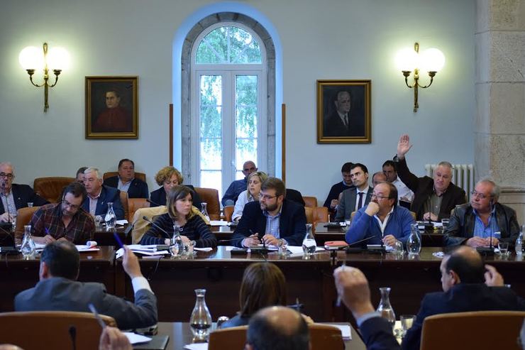 O deputado expulsado do PSdeG, Manuel Martínez, vota canda os deputados do PPdeG na Deputación de Lugo en contra dos orzamentos da provincia 