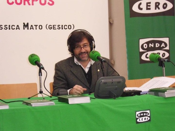 Paco González Sarria locutando na radio Onda Cero Ourense